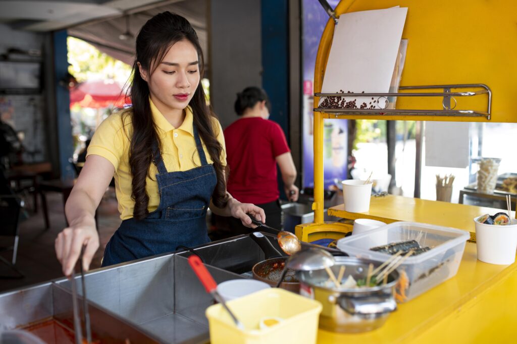 emprendedora preparando comida en food truck amarillo en México